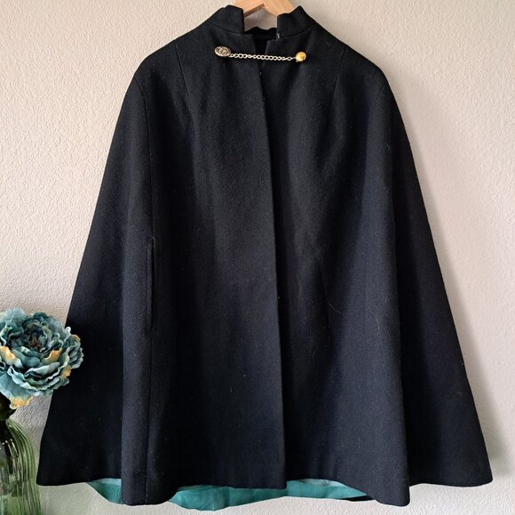 💚Raymon of London True Vintage Black Wool Cape with Gold Clasp & Green Lining - Picture 1 of 16